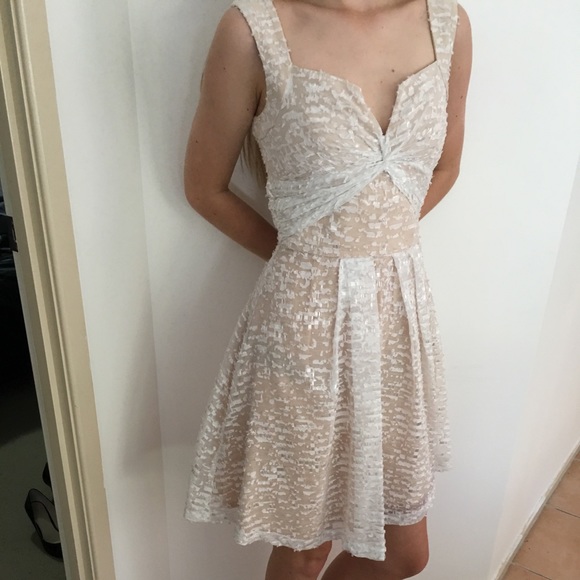 ✨HOST PICK✨ Cue Blush and White Fit and Flare Dress - Picture 3 of 7